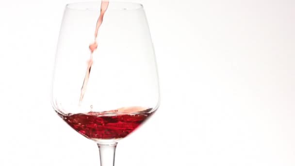 Vino rosso versando nel bicchiere di vino — Video Stock