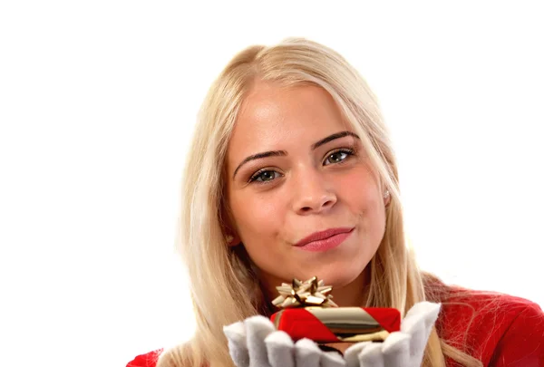 Mujer joven sosteniendo un regalo — Foto de Stock