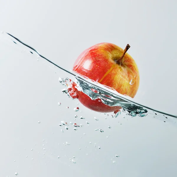 Manzana flotante — Foto de Stock