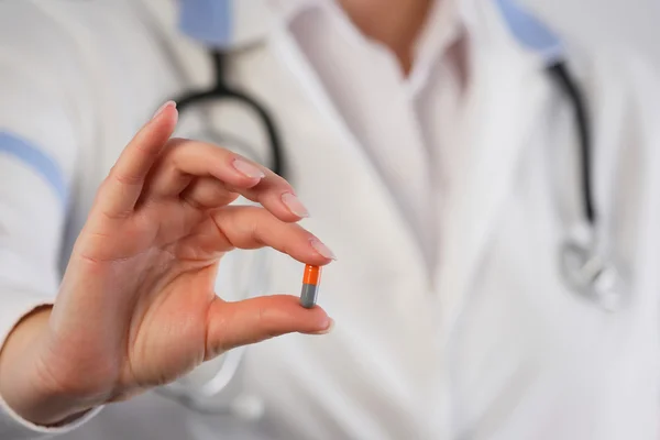 Doctor showing a pill — Stock Photo, Image