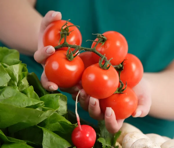 Žena hospodářství čerstvá rajčata — Stock fotografie