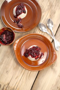 Çilek soslu panna cotta.