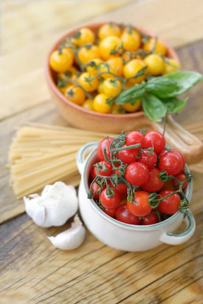 Cherry tomatoes, garlic and spaghetti — Stock Photo, Image