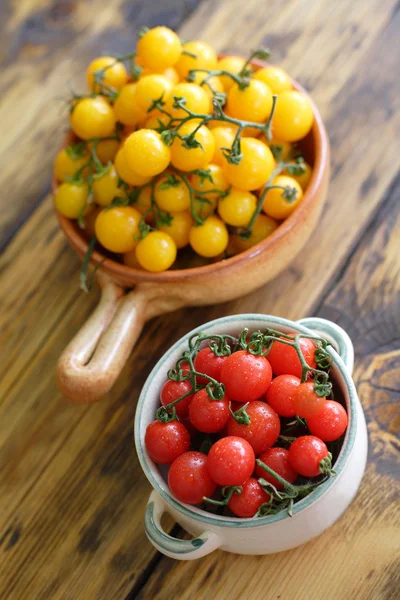 Červená a žlutá cherry rajčata — Stock fotografie