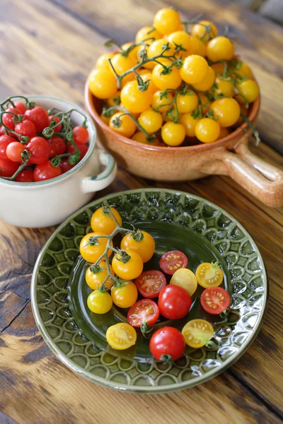 Červená a žlutá cherry rajčata — Stock fotografie