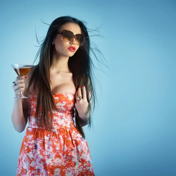 Молодая женщина пьет коктейль — стоковое фото