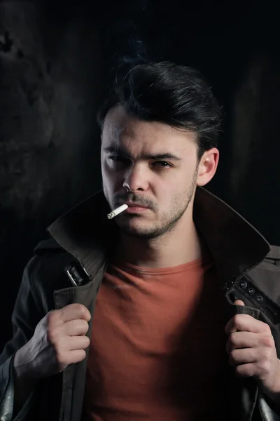Красивий чоловік курить цигарку — стокове фото