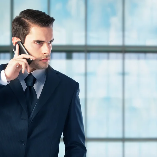 Jovem empresário falando ao telefone — Fotografia de Stock