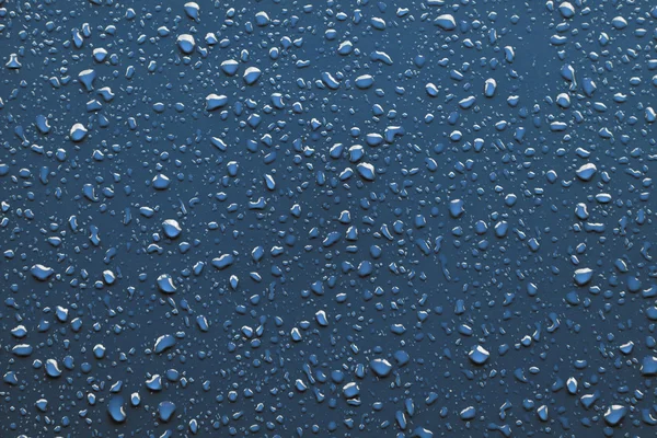 Gotas de lluvia sobre fondo azul —  Fotos de Stock