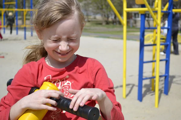 Oyun parkındaki kız