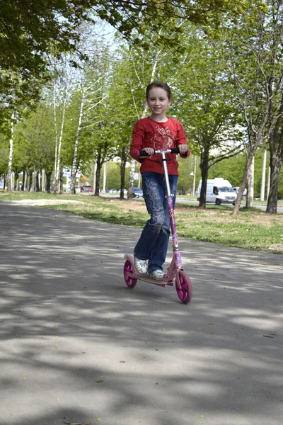 scooter üzerinde kız