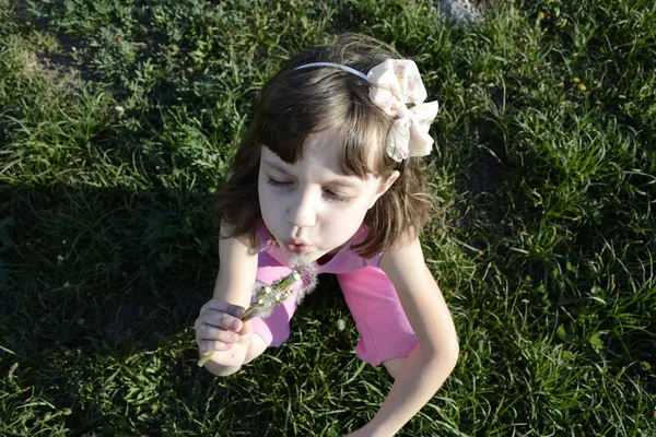 Karahindiba ile kız