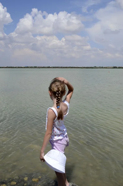 firth kıyısında kız