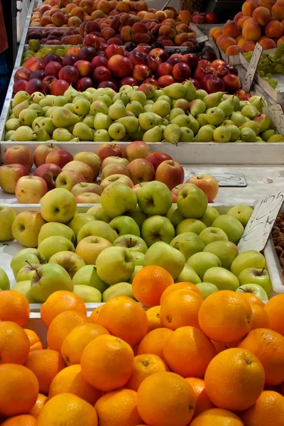 Naranjas y manzanas del mercado de frutas — Foto de Stock