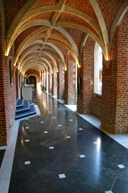 manastırın koridorunda