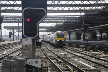 Demiryolu parça ve Brüksel Güney Demiryolu İstasyonu Tren