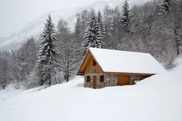 Fransız Alplerinde Karla Kaplı Chalet — Stok fotoğraf