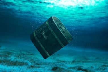 Denizde tahta hazine sandığı