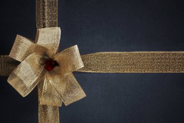 siyah hediye kutusu ile altın şerit