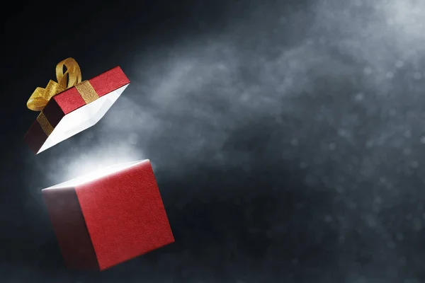 Rote Geschenkbox Auf Dunklem Hintergrund — Stockfoto