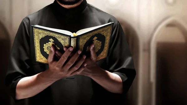 Religiöser Muslimischer Mann Liest Heiligen Qran — Stockfoto