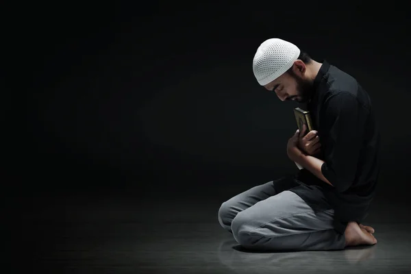 Náboženský Asijský Muslim Muž Drží Svatý Quran — Stock fotografie