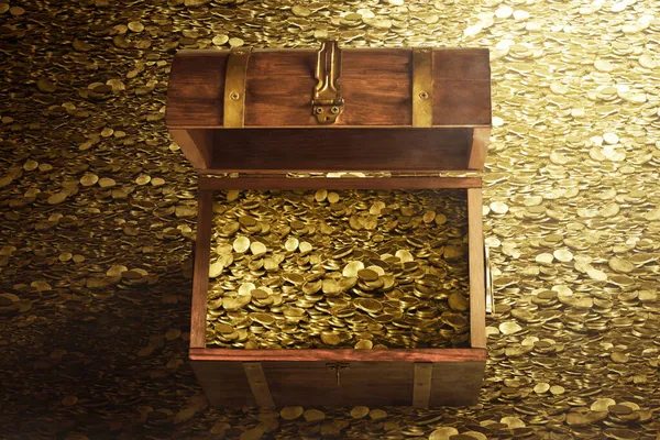 Schatzkiste Mit Goldmünzen — Stockfoto