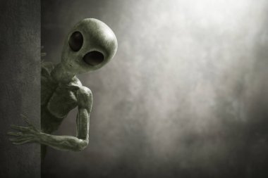 Uzaylı yaratık duvarın arkasında dikizliyor.