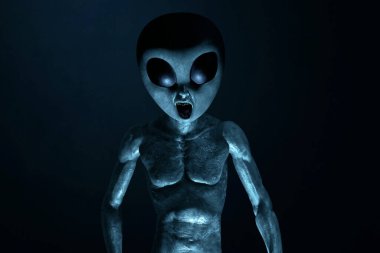 Siyah arka plandaki uzaylı yaratık.