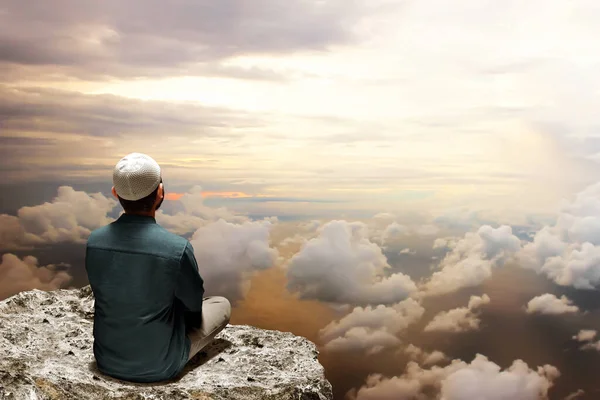 Hombre Musulmán Sentado Montaña Superior —  Fotos de Stock
