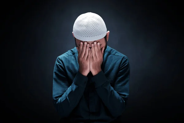 Мусульманин Молится Тёмном Фоне — стоковое фото