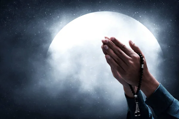 Hombre Musulmán Rezando Cielo Nocturno Luna — Foto de Stock