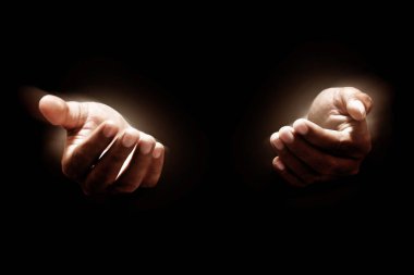 Müslüman adam siyah arka planda tek başına dua ediyor