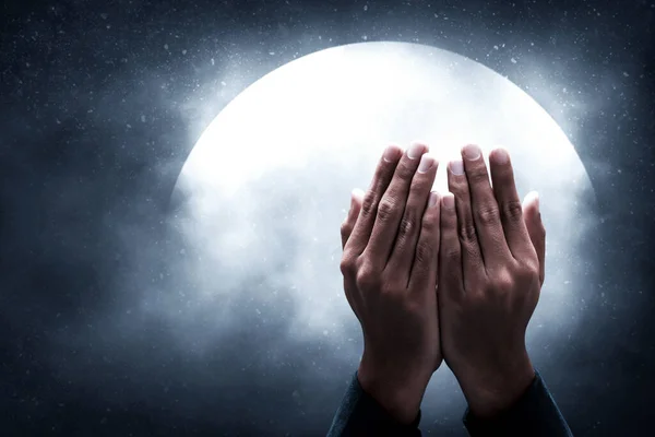 Moslim Man Biddend Nachtelijke Hemel Maan — Stockfoto