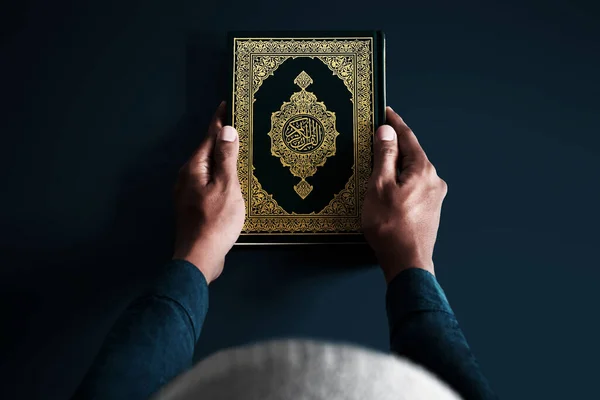 Muslim Man Holding Holy Quran — Stock Photo, Image