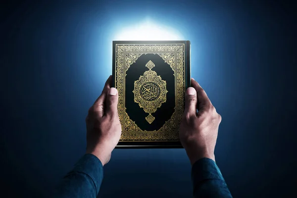 Мусульманин Держащий Святой Куран — стоковое фото