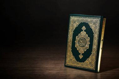Karanlık arka plan üzerine kutsal kitap.