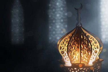 Gece parlayan Arap feneri