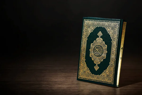 Karanlık arka plan üzerine kutsal kitap.