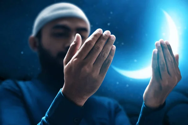 Homme Musulman Priant Sur Lune Ciel Nocturne — Photo
