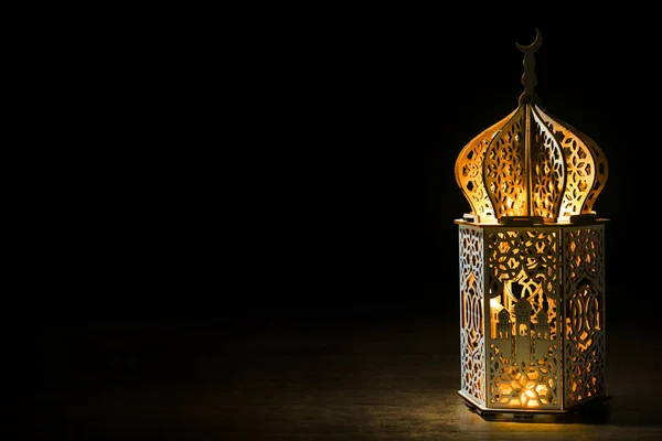 Koyu Arkaplanda Parlayan Arap Feneri — Stok fotoğraf