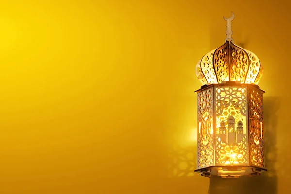 Sarı Arka Planda Parlayan Arap Feneri — Stok fotoğraf