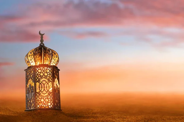 Çöl Kumunda Parlayan Arap Feneri — Stok fotoğraf
