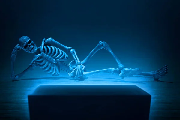 Людський Скелет Дивиться Телевізор Тема Хеллоуїна — стокове фото