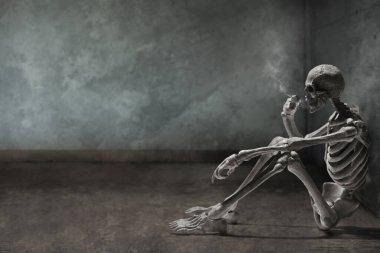 Sigara içen insan iskeleti ölümü 