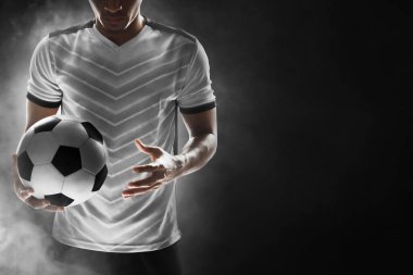 Koyu arkaplanda futbolcu