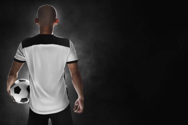 Koyu arkaplanda futbolcu