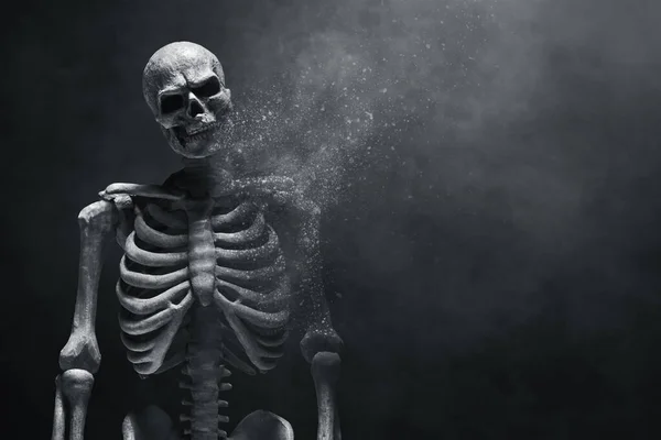 Tod Des Menschlichen Skeletts Auf Dunklem Hintergrund — Stockfoto