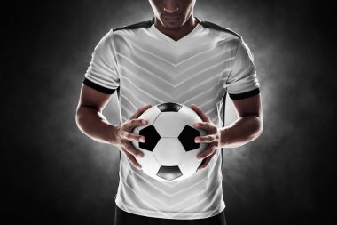 Koyu arkaplanda futbolcu