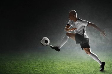 Profesyonel futbolcu iş başında. 